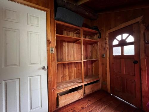 an empty room with a door and a window at Cabañas Llakolen in Neltume