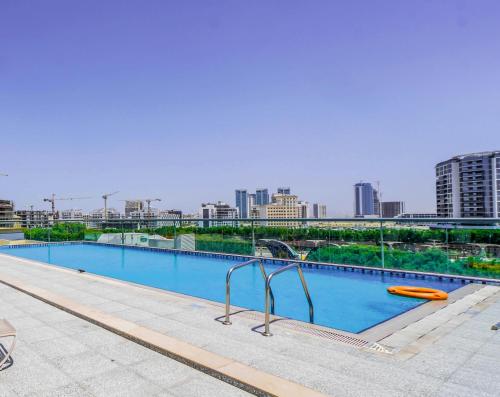 Baseinas apgyvendinimo įstaigoje Spacious Condo near Dubai Butterfly Garden with Pool, King Bed, Gym, Wi-Fi arba netoliese