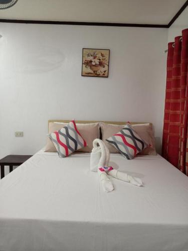 Postel nebo postele na pokoji v ubytování Jupiters Garden Cottages