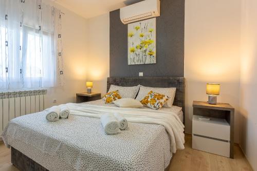 - une chambre avec 2 lits et des serviettes dans l'établissement Villa Maris, à Dugopolje