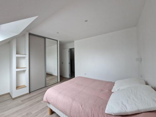 ein Schlafzimmer mit einem Bett und einem großen Spiegel in der Unterkunft Premium holiday home with living comfort at the highest level, Ploumilliau in Ploumilliau