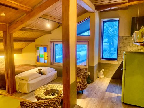 Kunugi Relaxation with 4 modern rooms في هاكوبا: غرفة نوم بسرير وبعض النوافذ