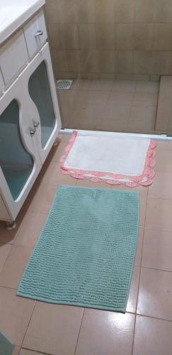 un bagno con due tappeti sul pavimento e un lavandino di Haus Berg a São Francisco de Paula