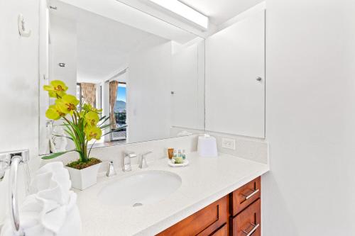 Charming Condo Steps from Waikiki Beach with Parking!_3