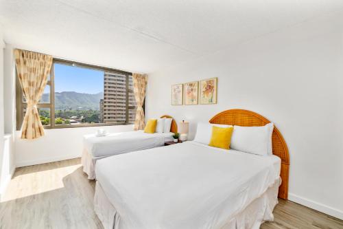 Charming Condo Steps from Waikiki Beach with Parking!_2