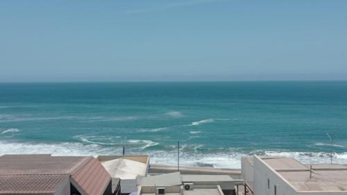 Pemandangan laut umum atau pemandangan laut yang diambil dari apartmen