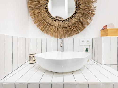 La salle de bains est pourvue d'une grande baignoire blanche et d'un miroir. dans l'établissement Nau, à Marseille