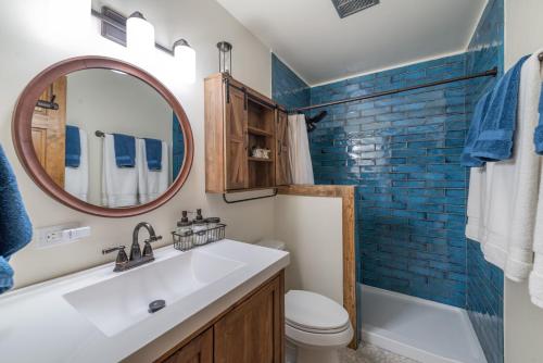 uma casa de banho com um lavatório, um WC e um espelho. em Northstar Projector Condo Best Location in Northstar Village Walk to Lifts Tons of New Snow em Truckee
