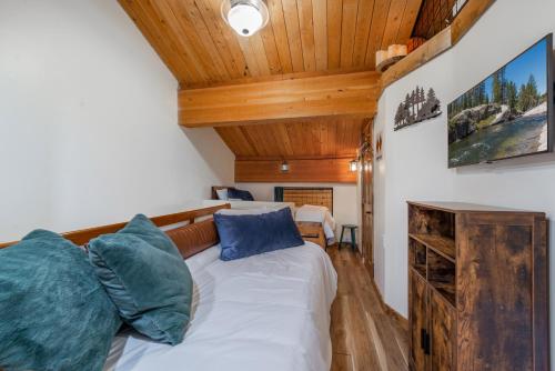 1 dormitorio con cama y techo de madera en Northstar Projector Condo Best Location in Northstar Village Walk to Lifts Tons of New Snow, en Truckee
