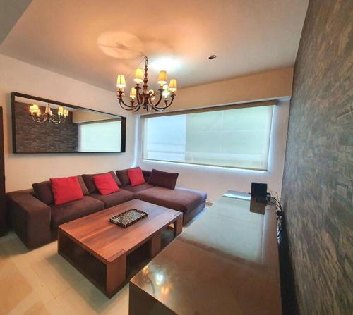 sala de estar con sofá y mesa en Hermoso y amplio departamento 3 rec Polanco, en Ciudad de México