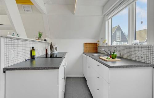 Una cocina o cocineta en Beautiful Home In Gedser With Kitchen