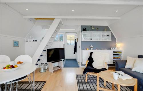 Una cocina o cocineta en Beautiful Home In Gedser With Kitchen
