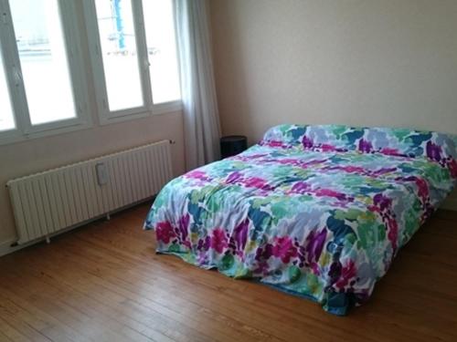 - une chambre avec un lit doté d'un couvre-lit coloré dans l'établissement Maison F3 à Royan : proche marché, plage et commerces - FR-1-71-58, à Royan