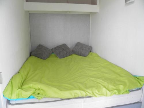 เตียงในห้องที่ Appartement Sète, 2 pièces, 4 personnes - FR-1-338-161