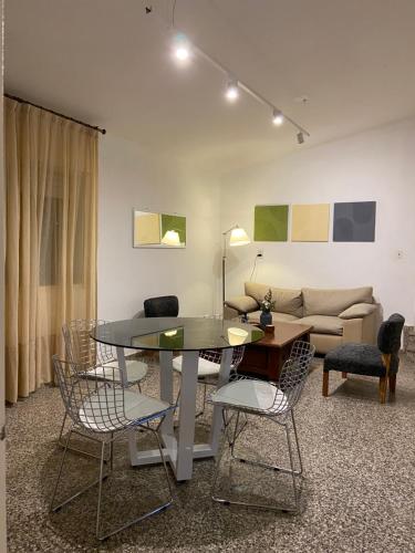 uma sala de estar com uma mesa e cadeiras e um sofá em Icho Cruz - Tala Huasi Pinares em Villa Icho Cruz