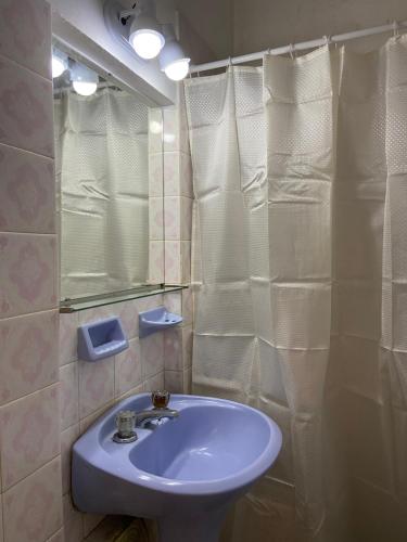 uma casa de banho com um lavatório e um espelho em Icho Cruz - Tala Huasi Pinares em Villa Icho Cruz
