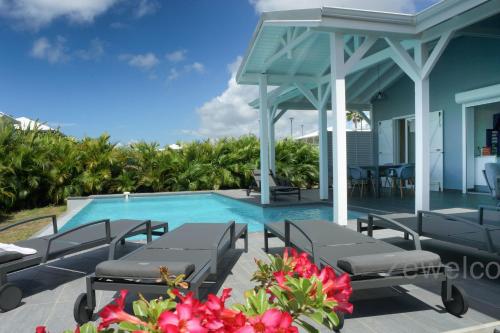 Cette villa dispose d'une piscine et d'une terrasse. dans l'établissement Villa Anamangue, à Saint-François