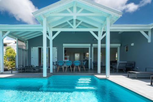 une piscine avec une pergola et une maison dans l'établissement Villa Anamangue, à Saint-François
