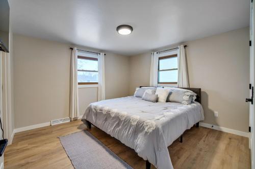 綠灣的住宿－Green Bay Stay，一间卧室设有一张床和两个窗户。