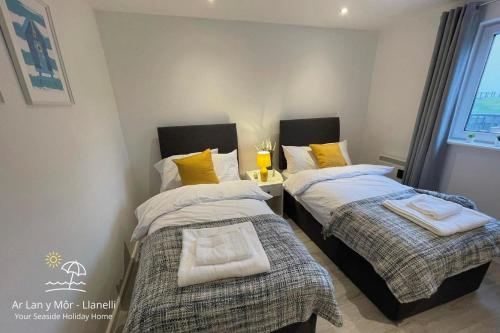 Camera con 2 letti singoli e finestra. di Ar Lan Y Mor - Stunning 2 bed coastal apartment a Llanelli