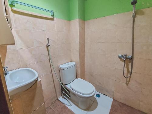 Bilik mandi di RedDoorz at Tanjung Selor Bulungan