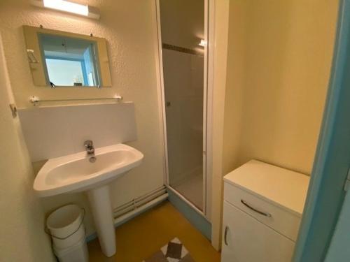 une petite salle de bain avec un lavabo et une douche dans l'établissement Appartement T2 avec Piscine à 2 Pas de la Plage de Pontaillac - FR-1-494-148, à Vaux-sur-Mer