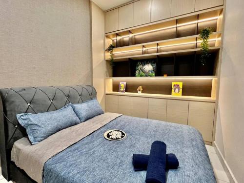 a bedroom with a bed with a blue blanket at A2801 Green Haven 4Bedroom netflix100mbps By STAY in Masai