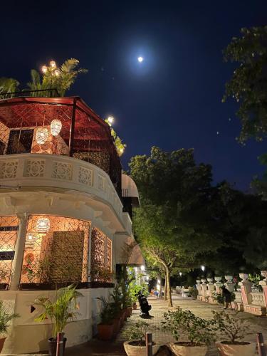 un edificio de noche con la luna en el cielo en Studio 27 Colonial, Centro Histórico en Santo Domingo