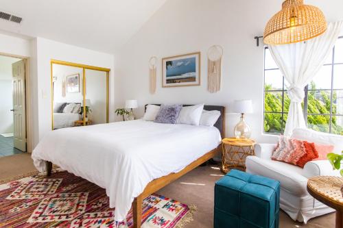 1 dormitorio con 1 cama blanca grande y 1 sofá en Spacious Family Retreat! Sleeps 12 + huge backyard, en San Juan Capistrano
