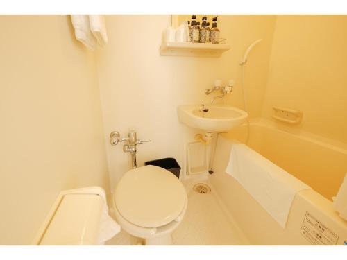 uma casa de banho com um WC, um lavatório e uma banheira em Hotel Suntargas Otsuka em Tóquio