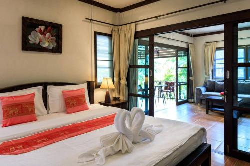 - une chambre avec un lit et un salon dans l'établissement Bang Po Hut, à Ban Bang Po