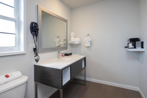Ein Badezimmer in der Unterkunft Rodeway Inn Milpitas near Great Mall