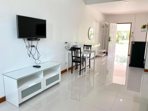 TV a/nebo společenská místnost v ubytování Staytoon สเตย์ทูนรีสอร์ท