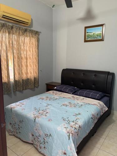 Giường trong phòng chung tại Bukit merah lake town resort suria service apartment