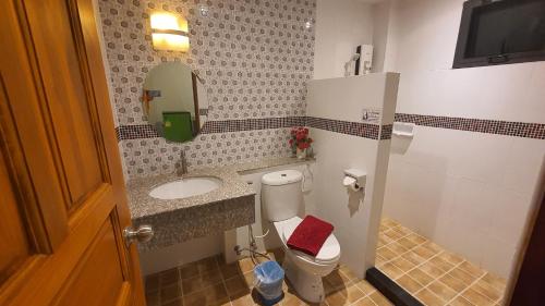 ein Badezimmer mit einem Waschbecken, einem WC und einem Spiegel in der Unterkunft DD Residence Sai5 Salaya ห้องพัก ดีดี สาย5 ศาลายา in Ban Bang Rathuk