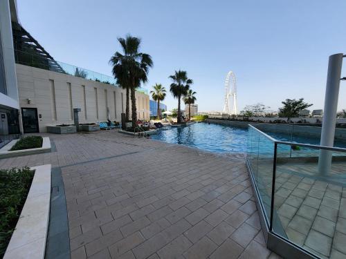 ein Schwimmbad in der Mitte eines Gebäudes in der Unterkunft The Star @ Address Beach Residence in Dubai