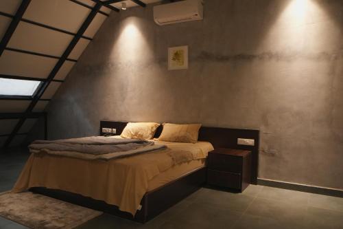 Padinjarathara的住宿－Nammal Resorts，卧室配有一张床