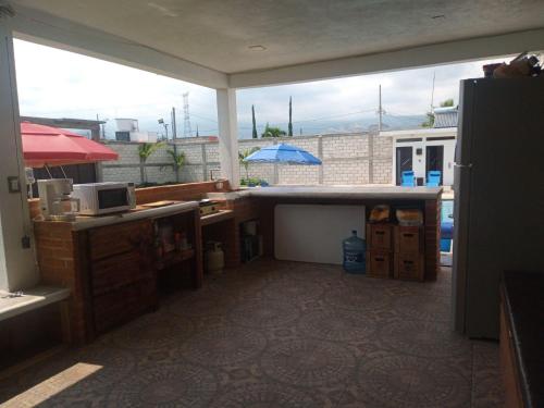 特來亞卡潘的住宿－Maktub TlayaGlamping，一个带柜台和大窗户的厨房