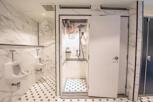 Koupelna v ubytování Narawad Boutique Hotel