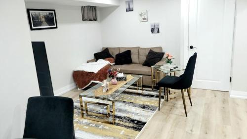 Comfy Guest Suite with Private Entrance