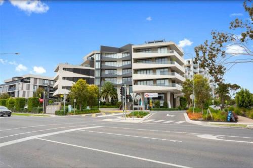 an empty street in front of a large building at Sandy Hill apartment, Sandringham in Sandringham