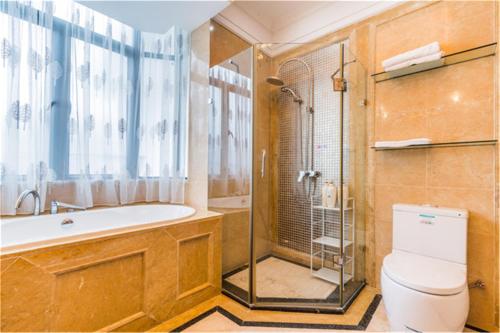 ein Bad mit einer Badewanne, einem WC und einer Dusche in der Unterkunft Shaoguan Nanhuasi Jianyi Vacation Villa in Shaoguan