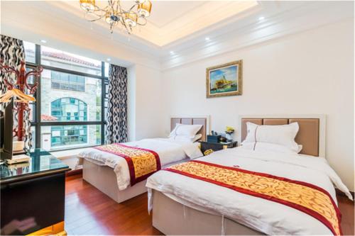 2 Betten in einem Zimmer mit Fenster in der Unterkunft Shaoguan Nanhuasi Jianyi Vacation Villa in Shaoguan