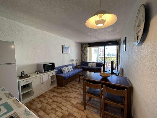 un salon avec une cuisine et une salle à manger dans l'établissement Studio Cabine au Cap d'Agde avec Parking, Piscine et Terrasse - FR-1-702-2, au Cap d'Agde