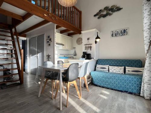 un salon avec une table et un canapé dans l'établissement Appartement cosy 2 pièces, 4 couchages, vue mer, proche port, WIFI, parking, plage à St-Pierre-d'Oléron - FR-1-246A-170, à Saint-Pierre-dʼOléron
