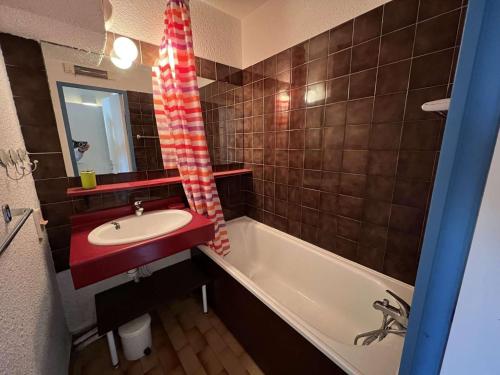 une salle de bain avec un lavabo et une baignoire dans l'établissement Studio Cabine au Cap d'Agde avec Parking, Piscine et Terrasse - FR-1-702-2, au Cap d'Agde