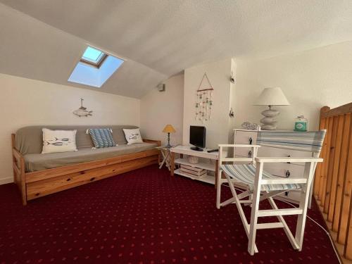 um quarto com uma cama e uma secretária com uma televisão em Appartement Saint-Pierre-d'Oléron, 2 pièces, 4 personnes - FR-1-246A-170 em Saint-Pierre-dʼOléron