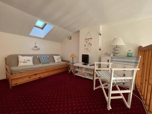une chambre avec un lit et un bureau avec une télévision dans l'établissement Appartement cosy 2 pièces, 4 couchages, vue mer, proche port, WIFI, parking, plage à St-Pierre-d'Oléron - FR-1-246A-170, à Saint-Pierre-dʼOléron