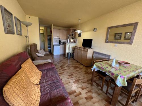 Studio cosy avec cabine, piscine, parking, lave-linge, proche plage et commerces.