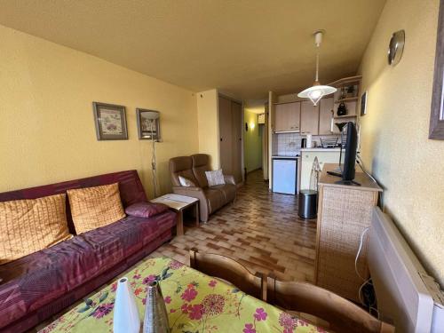 un salon avec un canapé et une cuisine dans l'établissement Studio cosy avec cabine, piscine, parking, lave-linge, proche plage et commerces. - FR-1-702-9, au Cap d'Agde